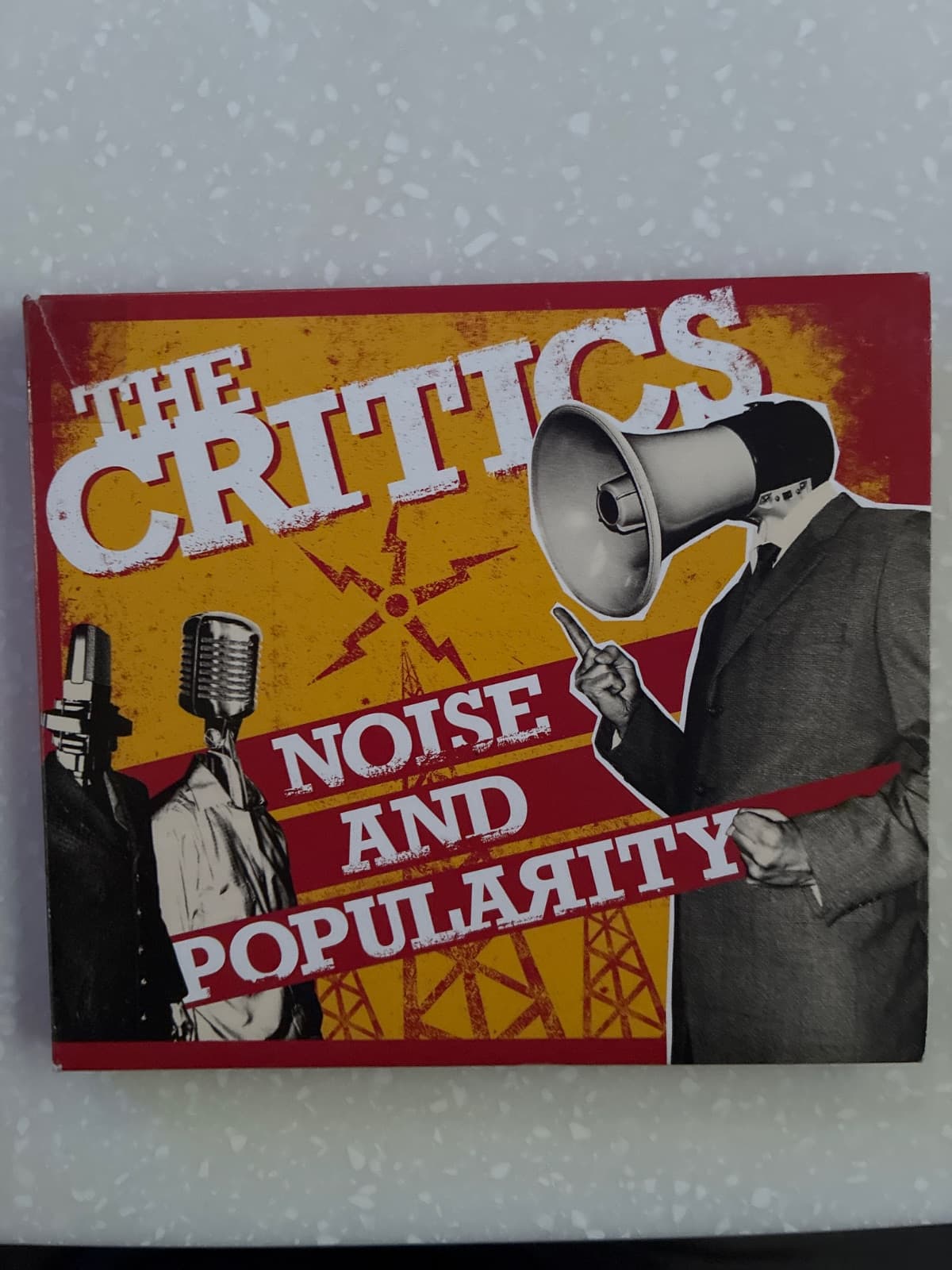 Noise and Popularity